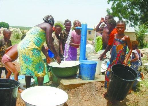 自來水噴涌而出，是非洲最美的風(fēng)景